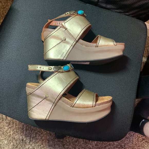 OTBT LAYOVER IN GOLD HEELED SANDALS Discounted - Picture 3 of 5